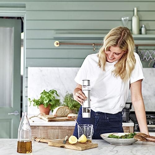 Cuisinart SG-3 Stainless Steel Rechargeable Salt, Pepper and Spice Mill thumbnail 3