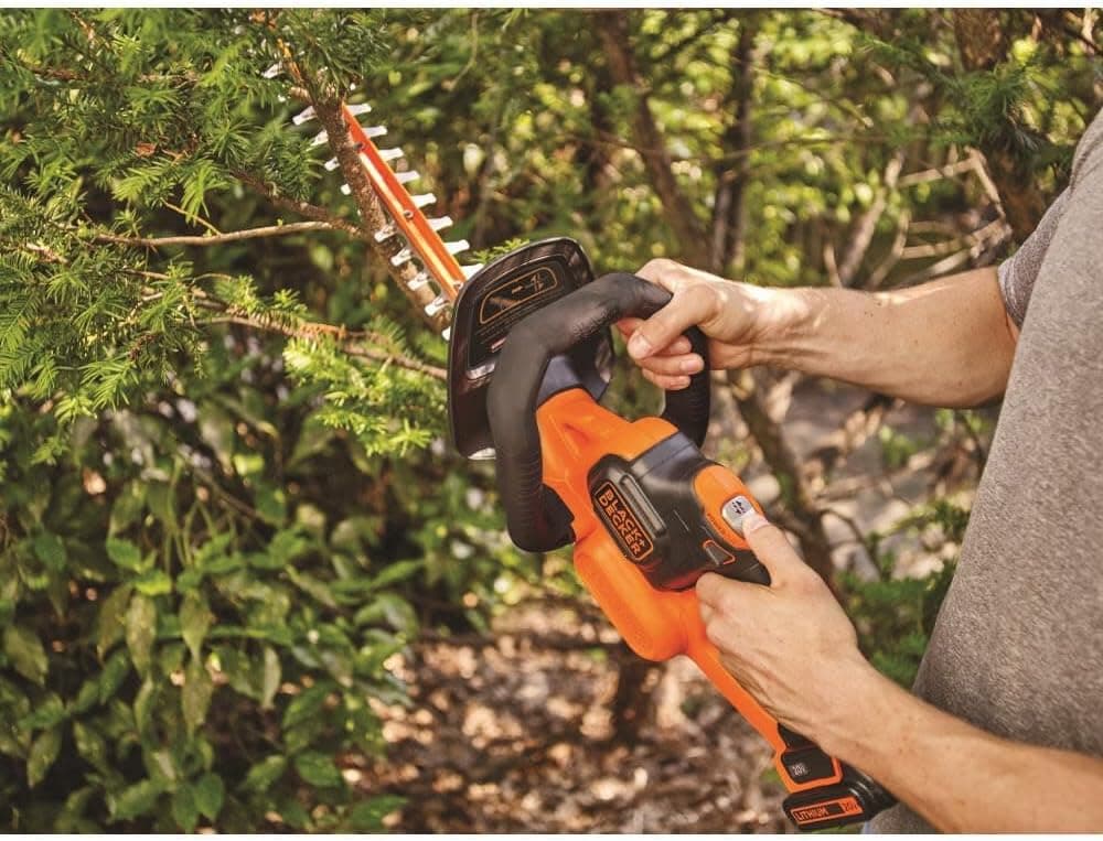 BLACK+DECKER 20V MAX Cordless Hedge Trimmer POWERCUT 22-Inch (LHT321) thumbnail 2