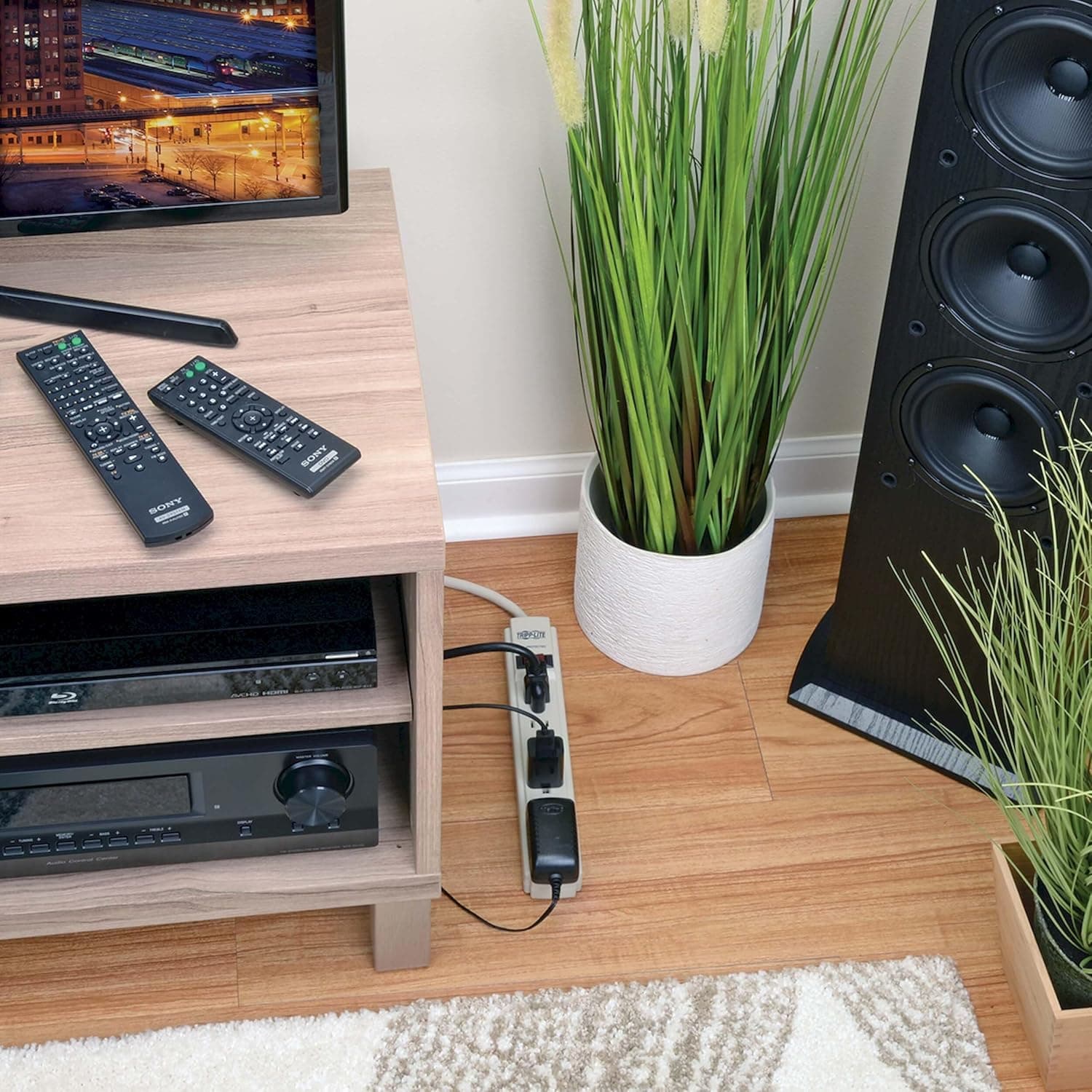 Tripp Lite TLP606 6-Outlet Surge Protector thumbnail 3